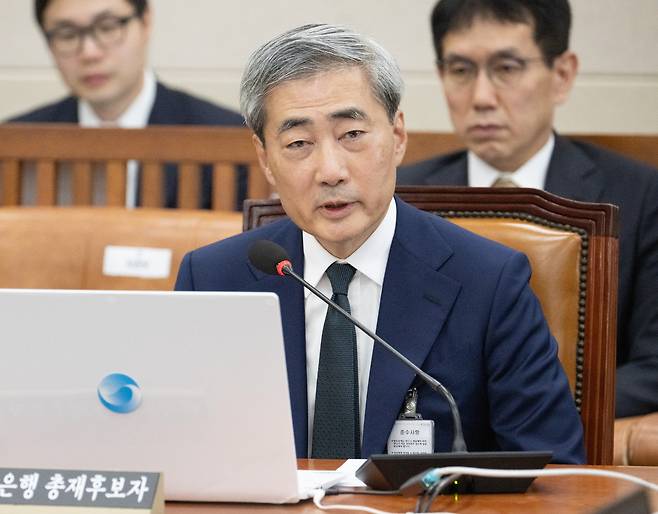 신현송 한국은행 총재 후보자가 15일 오전 서울 여의도 국회 재정경제기획위원회에서 열린 인사청문회에서 의원 질문에 답변하고 있다. 윤창빈 기자