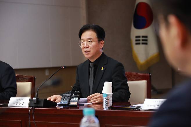 김영훈 고용노동부 장관이 16일 정부서울청사에서 재정경제부, 행정안전부, 산업통상부, 기후에너지환경부, 국토교통부, 해양수산부, 기획예산처 등 관계부처와 함께 노동안전 관계 장관회의를 열고 ‘공공부문 도급 운영 개선방안’을 발표하고 있다. 정부는 이날 공공부문에서 하도급(2차 도급)을 원칙적으로 금지하기로 했다.  [고용노동부 제공]