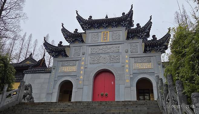 오조사 일주문. 벽면에 신수대사(왼쪽)와 혜능대사(오른쪽)의 게송(偈頌)이 새겨져 있다.