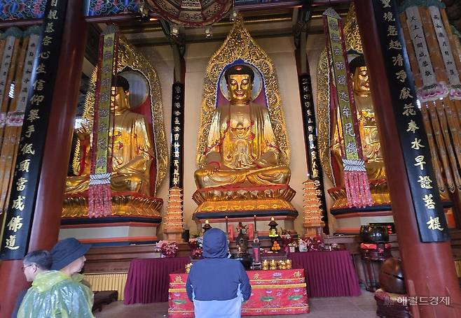 오조사 대웅보전 법당. 왼쪽부터 아미타불, 석가모니불, 약사불