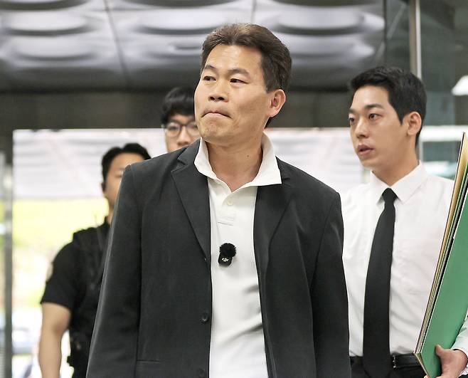 이재명 대통령과 개혁신당 이준석 대표의 명예를 훼손한 혐의를 받는 유튜버 전한길(본명 전유관) 씨가 16일 서초구 서울중앙지방법원에서 열린 구속 전 피의자 심문(영장실질심사)에 출석하고 있다. [연합]
