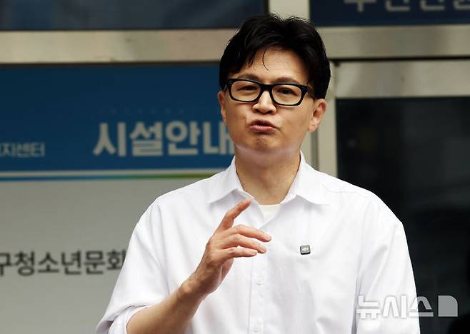 [부산=뉴시스] 하경민 기자 = 한동훈 전 국민의힘 대표가 14일 부산 북구 만덕2동행정복지센터에서 전입신고를 한 뒤 소감을 밝히고 있다. 2026.04.14. yulnetphoto@newsis.com