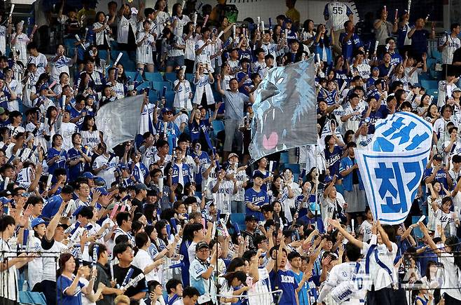 [대구=뉴시스] 이무열 기자 = 5일 대구 수성구 삼성라이온즈파크에서 열린 2025 신한 SOL 뱅크 KBO 리그 키움 히어로즈와 삼성 라이온즈의 경기에서 관중들이 열띤 응원을 하고 있다. 2025 KBO 리그는 지난 4일까지 632경기 만에 1천84만9천54명의 관중이 입장했다. 3만8천651명 이상이 야구장을 찾게 되면 역대 한 시즌 최다 관중 기록인 지난해 1천88만7천705명을 돌파한다. 2025.09.05. lmy@newsis.com