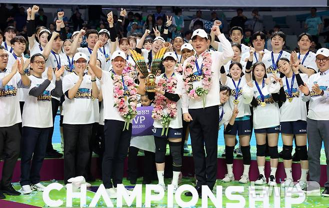 [서울=뉴시스] 이영환 기자 = 5일 오후 서울 중구 장충체육관에서 열린 2025-2026 V-리그 여자부 GS칼텍스와 한국도로공사의 챔피언결정전 3차전, 세트스코어 3-1로 승리해 우승을 차지한 GS칼텍스 이영택(오른쪽부터) 감독, 유서연, 허세홍 구단주가 기념촬영을 하고 있다. 2026.04.05. 20hwan@newsis.com