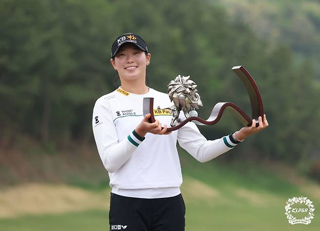 [서울=뉴시스] 한국여자프로골프(KLPGA) 투어 넥센·세인트나인 마스터즈 2025 챔피언 방신실. (사진=KLPGA 제공)