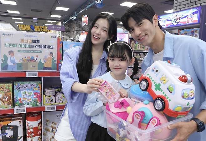 [서울=뉴시스] 15일 서울 이마트 용산점에서 모델들이 장난감 기부 캠페인을 소개하고 있다.이마트는 소셜벤처 '코끼리 공장', '초록우산'과 함께 어린이날을 맞아 오는 16일부터 5월 6일까지 중고 장난감 기부 캠페인을 진행한다. 고객이 사용하지 않는 장난감을 기부하면 재순환 과정을 거쳐 소외계층 아동에게 전달한다. (사진=이마트 제공) 2026.04.15. photo@newsis.com *재판매 및 DB 금지