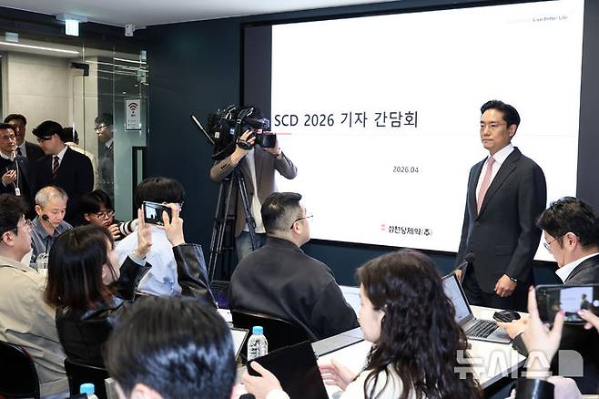 [서울=뉴시스] 조성우 기자 = 전인석 삼천당제약 대표가 6일 오후 서울 서초구 삼천당제약 본사에서 열린 기자간담회에 참석해 있다. (공동취재) 2026.04.06. photo@newsis.com