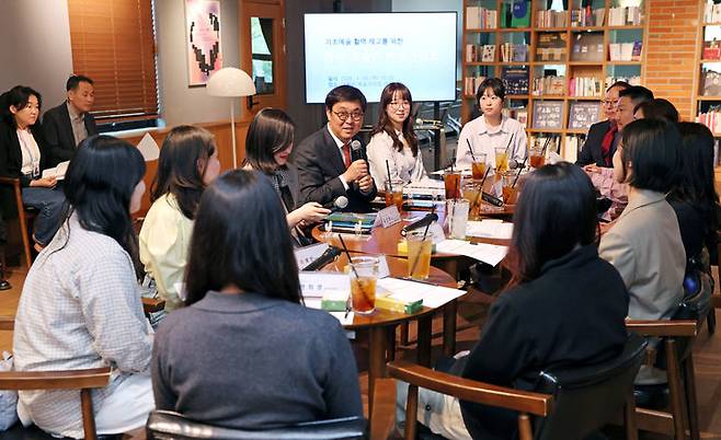 [서울=뉴시스] 홍효식 기자 = 최휘영 문화체육관광부 장관이 16일 서울 종로구 예술가의집에서 청년 예술인을 만나 간담회를 갖고 2026년도 제1차 추가경정예산을 통해 확대되는 ‘문화예술기관 연수단원 지원’ 사업 등 청년 일자리 사업에 대한 의견을 나누고 있다. (사진=문화체육관광부 제공) 2026.04.16. photo@newsis.com *재판매 및 DB 금지