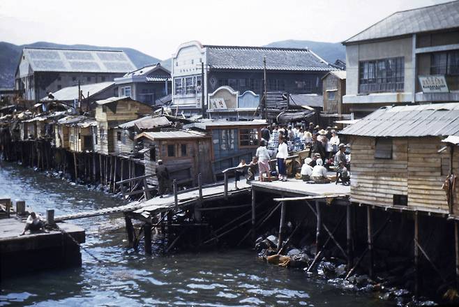 1950년대 초 자갈치 연안여객터미널 주변 수상가옥들.  부산시설공단 제공