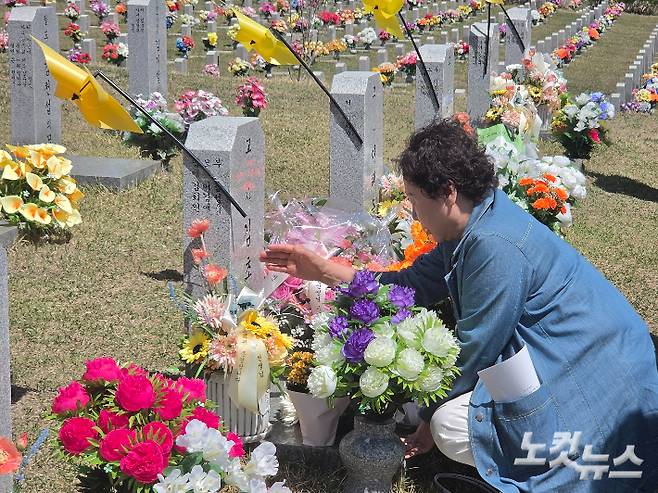 세월호 참사에서 순직한 고(故)김초원 씨의 어머니가 대전 현충원에 안치된 딸의 묘역을 쓰다듬고 있다.  박우경 기자
