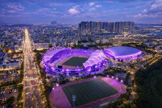 보라색 조명을 점등한 고양종합운동장. 고양시 제공