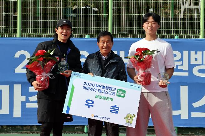 '2026 NH올원뱅크 아마추어 테니스 오픈' 올원뱅크부 우승을 차지한 방송인 장성규(왼쪽부터)가 12일 시상식에서 KATA 성기춘 회장, 파트너 유동희 씨와 함께 포즈를 취한 모습. NH농협은행