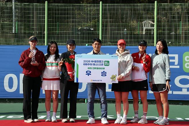 대학 클럽 단체전 여자부 우승을 거둔 고려대 선수들. NH농협은행
