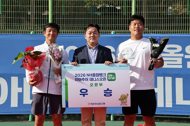 오픈부 우승을 거둔 김학윤(왼쪽부터), NH농협은행 임세빈 수석 부행장, 백동엽 씨. NH농협은행