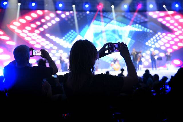 정부가 비수도권 대중음악 공연에 최대 3억원을 지원하기로 하면서, 유명 가수 공연을 보려고 수도권까지 가야 했던 지방 관객들의 불편이 다소 줄어들 전망이다. 클립아트코리아