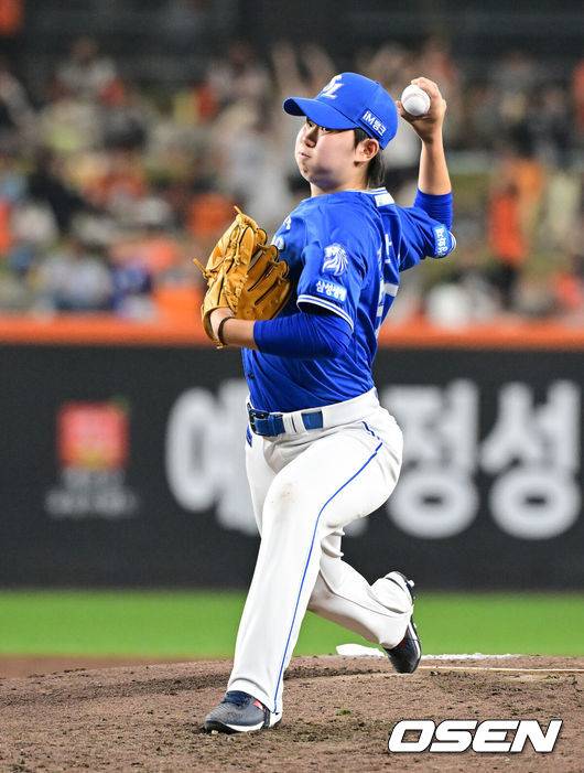 [OSEN=대전, 지형준 기자] 15일 대전 한화생명 볼파크에서 2026 신한 SOL KBO리그 한화 이글스와 삼성 라이온즈의 경기가 열렸다.4연패 중인 한화는 윌켈 에르난데스, 5연승을 노리는 삼성은 양창섭이 선발로 나섰다.&nbsp;5회말 삼성 장찬희가 역투하고 있다. 2026.04.15&nbsp;/ jpnews@osen.co.kr