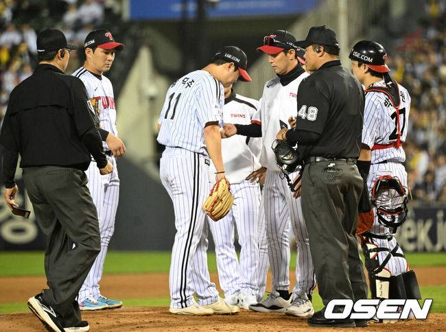 [OSEN=잠실, 이대선 기자] 15일 서울 잠실야구장에서 2026 신한 SOL KBO리그 LG 트윈스와 롯데 자이언츠의 경기가 열렸다.이날 LG는 웰스, 롯데는 김진욱을 선발로 내세웠다.9회초 2사에서 LG 함덕주가 마운드를 내려가고 있다. 2026.04.15 /sunday@osen.co.kr