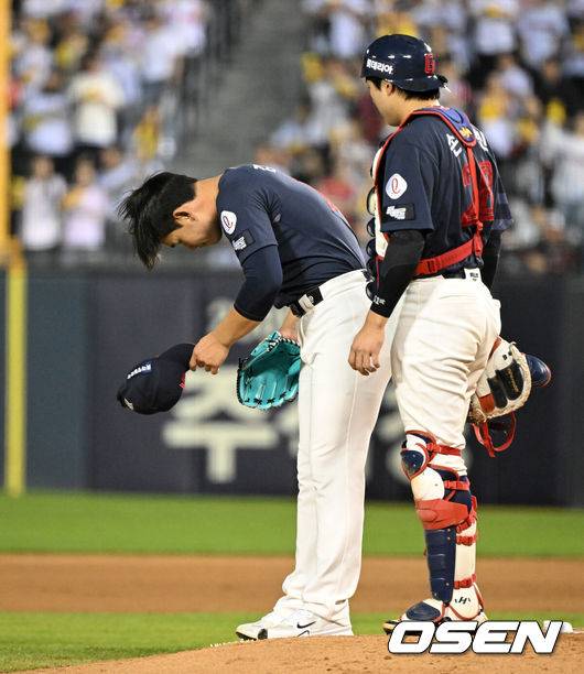 [OSEN=잠실, 이대선 기자] 15일 서울 잠실야구장에서 2026 신한 SOL KBO리그 LG 트윈스와 롯데 자이언츠의 경기가 열렸다.이날 LG는 웰스, 롯데는 김진욱을 선발로 내세웠다.7회말 2사 3루에서 롯데 김진욱이 마운드를 내려가고 있다.  2026.04.15 /sunday@osen.co.kr