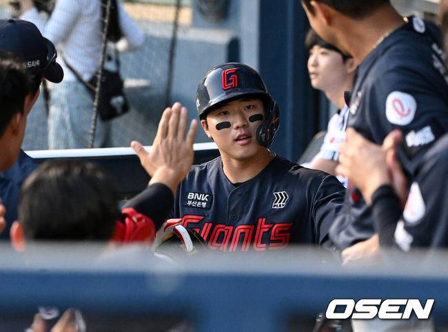 [OSEN=잠실, 이대선 기자] 15일 서울 잠실야구장에서 2026 신한 SOL KBO리그 LG 트윈스와 롯데 자이언츠의 경기가 열렸다.이날 LG는 웰스, 롯데는 김진욱을 선발로 내세웠다.3회초 무사에서 롯데 손성빈이 좌중월 솔로 홈런을 치고 더그아웃에서 환호하고 있다.  2026.04.15 /sunday@osen.co.kr