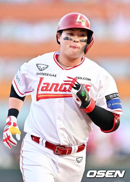 [OSEN=인천, 민경훈 기자] 15일 오후 인천 SSG랜더스필드에서 ‘2026 신한 SOL Bank KBO리그' SSG 랜더스와 두산 베어스의 경기가 진행됐다. 1회말 2사 주자 2,3루 SSG 고명준이 좌중월 선취 스리런 홈런을 때린 후 그라운드를 돌고 있다. 2026.04.15 / rumi@osen.co.kr