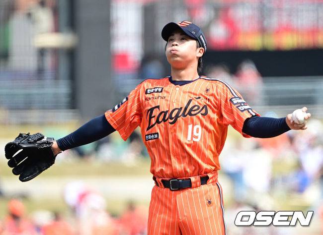 [OSEN=대전, 최규한 기자] 11일 대전 한화생명볼파크에서 ‘2026 신한 SOL KBO리그’ 한화 이글스와 KIA 타이거즈의 경기가 열렸다.홈팀 한화는 왕옌청, 방문팀 KIA는 이의리를 선발로 내세웠다. 1회 투구를 앞두고 한화 선발 왕옌청이 스트레칭을 하고 있다. 2026.04.11 / dreamer@osen.co.kr