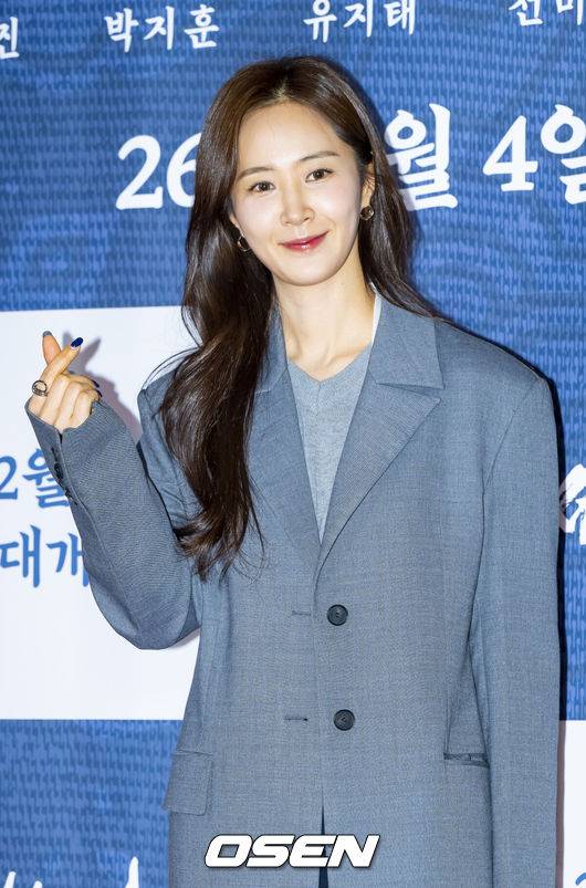 [OSEN=박준형 기자] 27일 오후 서울 잠실 롯데시네마 월드타워 씨네파크에서 영화 ‘왕과 사는 남자’ VIP 시사회가 진행됐다.배우 유해진과 박지훈, 유지태, 전미도, 김민, 이준혁이 출연하는 영화 '왕과 사는 남자'는 1457년 청령포, 마을의 부흥을 위해 유배지를 자처한 촌장과 왕위에서 쫓겨나 유배된 어린 선왕의 이야기로, 내달 4일 개봉한다.배우 겸 가수 권유리가 포즈를 취하고 있다. 2026.01.27 / soul1014@osen.co.kr