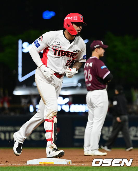 [OSEN=광주, 지형준 기자] 16일 광주-기아 챔피언스필드에서 KIA 타이거즈와 키움 히어로즈의 경기가 열렸다.7연승을 노리는 KIA는 제임스 네일, 최하위 키움은 알칸타라를 선발로 내세웠다.6회말 2사 1루에서 KIA 카스트로가 역전 우월 투런포를 날리고 그라운드를 돌고 있다. 2026.04.16 / jpnews@osen.co.kr