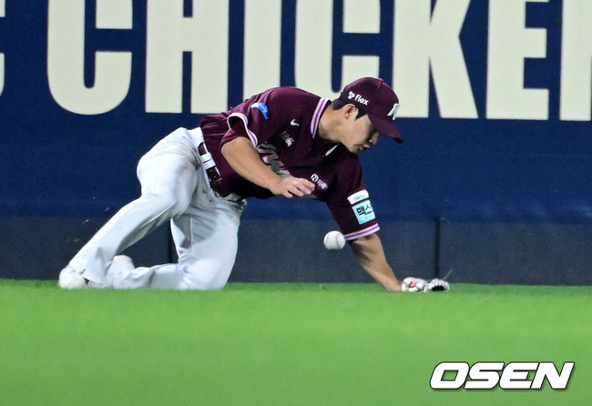 [OSEN=광주, 지형준 기자] 16일 광주-기아 챔피언스필드에서 KIA 타이거즈와 키움 히어로즈의 경기가 열렸다.7연승을 노리는 KIA는 제임스 네일, 최하위 키움은 알칸타라를 선발로 내세웠다.5회말 무사에서 키움 이주형이 KIA 카스트로의 2루타 타구를 놓치고 있다. 2026.04.16 / jpnews@osen.co.kr