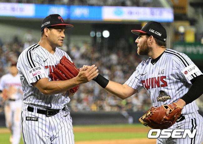 [OSEN=잠실, 이대선 기자] 16일 서울 잠실야구장에서 2026 신한 SOL KBO리그 LG 트윈스와 롯데 자이언츠의 경기가 열렸다.이날 LG는 치리노스, 롯데는 로드리게스를 선발로 내세웠다.4회말 수비를 마친 LG 치리노스가 더그아웃으로 가며 오스틴과 환호하고 있다. 2026.04.16 /sunday@osen.co.kr