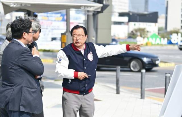 ▲이현재 하남시장이 전문가들과 함께 광역교통 사업 현장을 점검하고 있다. ⓒ하남시