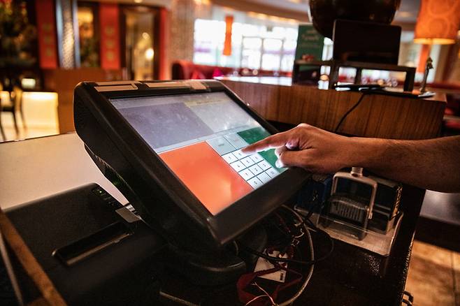 매출이 늘어도 이익은 줄었다. 플랫폼 구조가 바꿔놓은 장사의 공식이다. 게티이미지