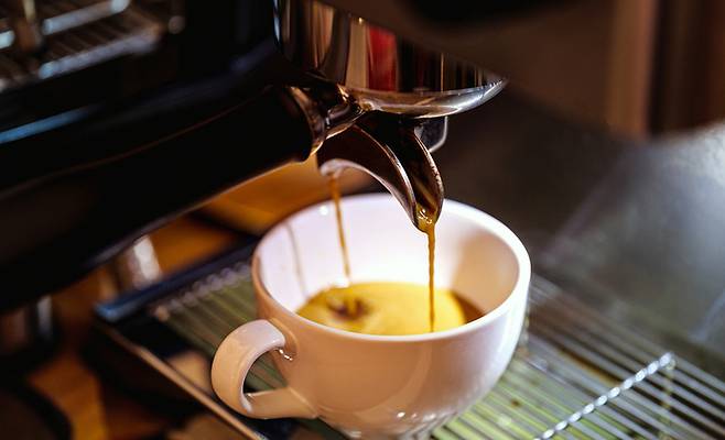 에스프레소 기반 커피는 추출 과정에서 커피 오일이 함께 나오며, 이 안에 포함된 디터펜 성분이 콜레스테롤 수치 상승과의 연관성이 보고돼 있다. 게티이미지