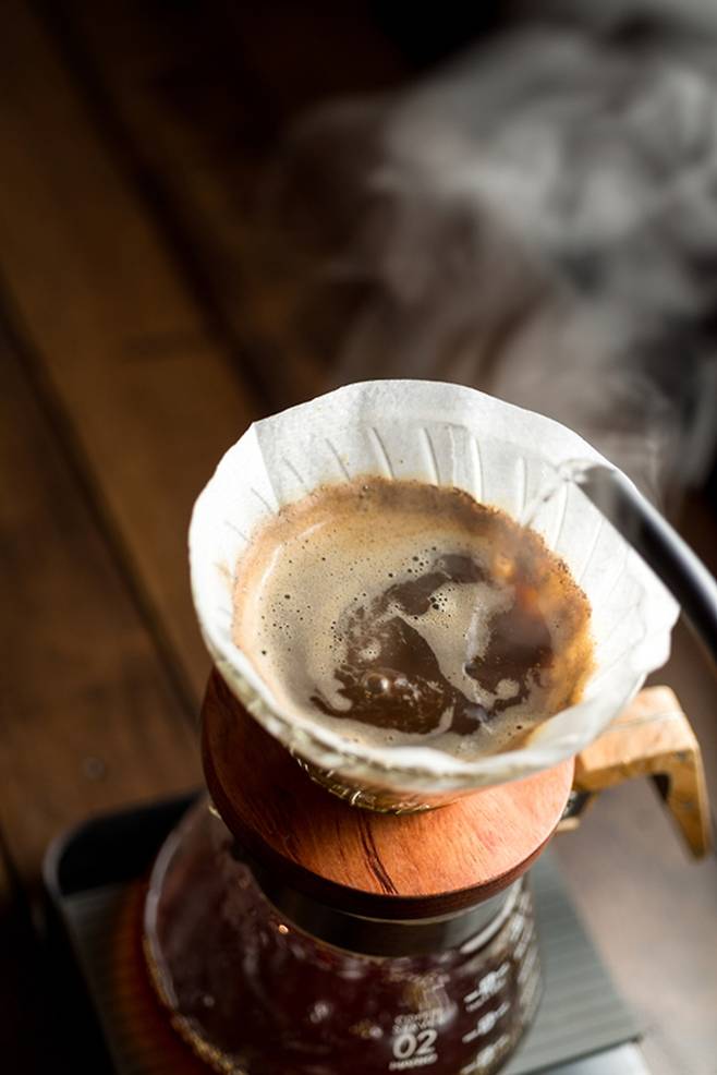 종이 필터를 사용하는 브루드 커피는 커피 오일 성분을 상당 부분 걸러내, 에스프레소 방식보다 관련 영향이 상대적으로 낮은 것으로 알려져 있다. 게티이미지