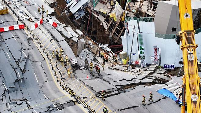 2025년 4월 11일 발생한 경기도 광명시 신안산선 지하 터널 공사 현장의 붕괴 사고 직후 모습. 이 사고로 인해 신안산선 전 구간 개통은 2028년 하반기로 지연되었다. 연합뉴스