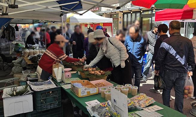12일 강원 평창군 봉평오일장에서 주민들이 물건을 흥정하고 있다. 연합뉴스