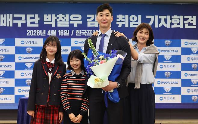 박철우 우리카드 배구단 신임 감독이 16일 서울 중구 한국프레스센터에서 열린 감독 취임 기자회견에서 부인 신혜인 전 선수를 비롯한 가족들과 기념촬영하고 있다. 뉴시스