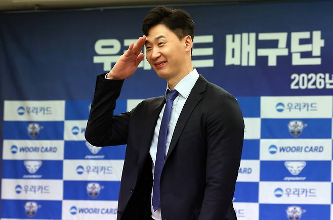 박철우 우리카드 배구단 신임 감독이 16일 서울 중구 한국프레스센터에서 열린 감독 취임 기자회견에서 포즈를 취하고 있다. 뉴시스