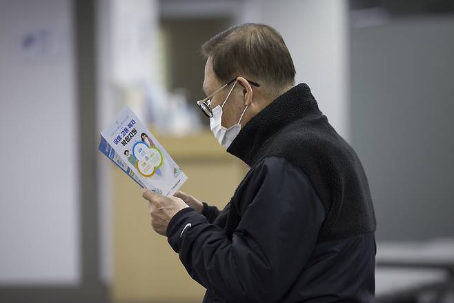 한 어르신이 일자리 안내문을 바라보고 있다. 뉴시스