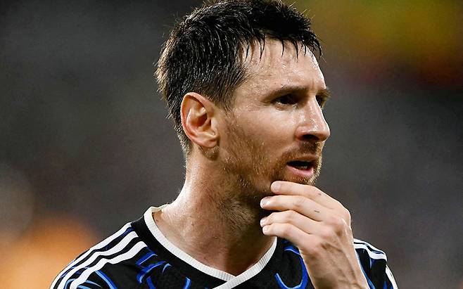 국가대표 경기 노쇼 논란으로 103억 원대 사기 소송을 당한 리오넬 메시. 그는 베네수엘라전 결장 바로 다음 날 소속팀 경기에서 90분 풀타임을 소화하며 2골을 몰아쳤다. AFP 연합뉴스