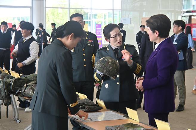 김진희 육군본부 물자차장(왼쪽)이 강은희 교육감에게 방탄헬맷에 대해 설명하고 있다. 조일고 제공