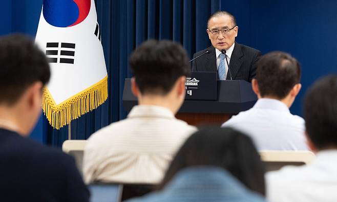 위성락 국가안보실장이 16일 청와대 춘추관에서 이재명 대통령의 인도-베트남 순방 일정 관련 브리핑을 하고 있다. 뉴시스