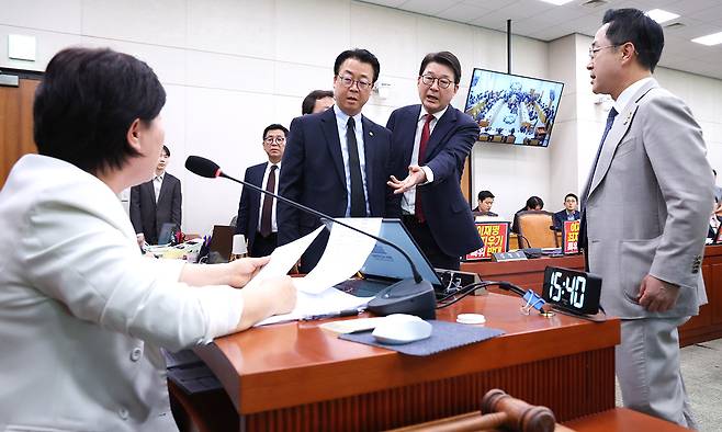 16일 서울 여의도 국회 윤석열정권정치검찰조작기소의혹사건진상규명국정조사특별위원회에서 열린 대장동·김용 전 민주연구원 부원장·위례신도시 조작기소 의혹 사건 청문회에서 신동욱 국민의힘 의원이 서영교 위원장에게 발언권과 관련해 항의하고 있다. 뉴스1