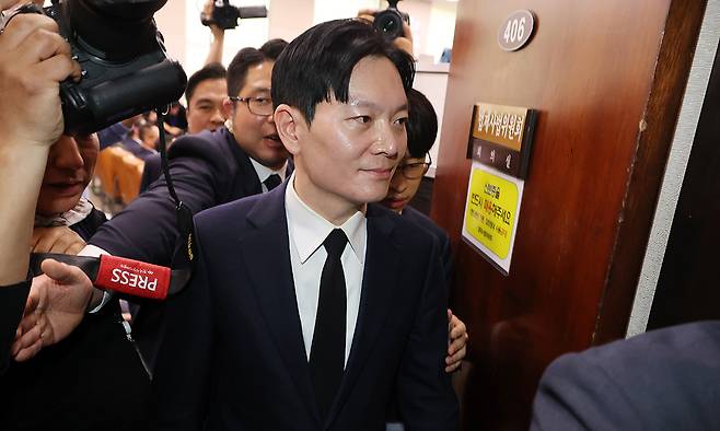 지난 14일 국회 '윤석열 정권 정치검찰 조작기소 의혹 사건 진상규명' 국정조사특별위원회에서 열린 쌍방울 대북 송금 사건 관련 청문회에서 사건을 수사했던 박상용 검사가 증인선서를 거부하고 서영교 위원장의 대기 장소 이동 조치에 따라 회의장을 나서고 있다. 연합뉴스