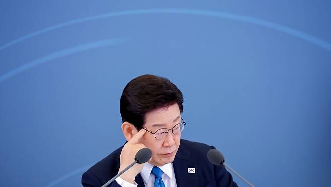 이재명 대통령이 15일 청와대에서 열린 규제합리화위원회 제1차 전체회의에서 참석자 발언을 듣고 있다. 2026.4.15. 연합뉴스