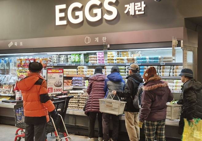 지난 1월 ‘홈플러스 메가 푸드 마켓 라이브’ 서울 강서점 계란 매대에서 고객들이 미국산 계란을 구입하고 있다. 홈플러스 제공