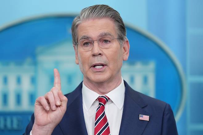 스콧 베선트 미 재무장관이 15일(현지 시간) 백악관에서 브리핑을 하고 있다. AP연합뉴스