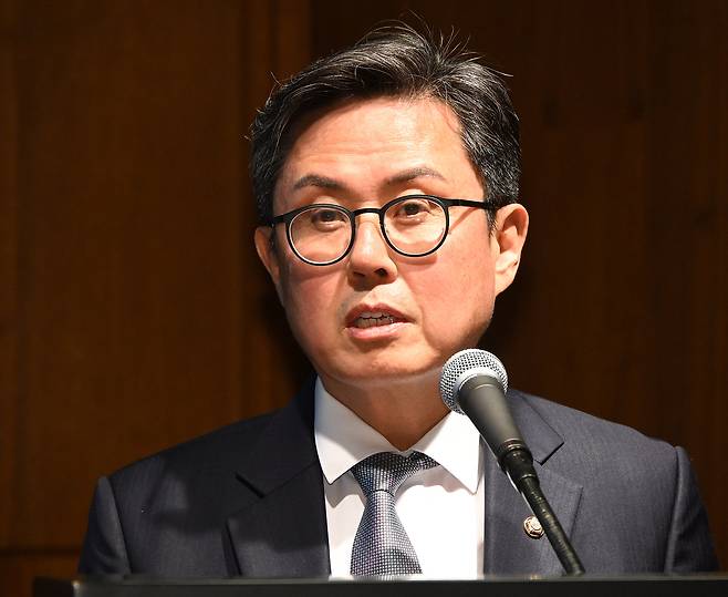 안도걸 국회 재정경제위원회 소속 더불어민주당 의원이 16일 서울 중구 신라호텔에서 열린 제15회 서경 인베스트 포럼에 참석해 축사를 하고 있다. 오승현 기자