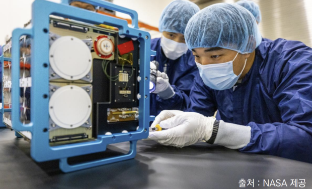 나라스페이스 연구진이 지난해 8월 ‘아르테미스 2호’의 국산 탑재 큐브위성 ‘K라드큐브’를 살펴보고 있다. 사진 제공=NASA
