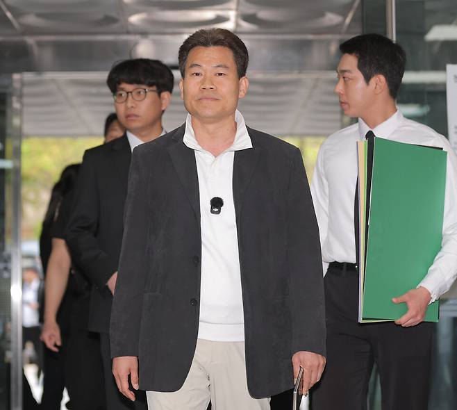 이재명 대통령과 개혁신당 이준석 대표의 명예를 훼손한 혐의를 받는 유튜버 전한길(본명 전유관)씨가 16일 서초구 서울중앙지방법원에서 열린 구속 전 피의자 심문(영장실질심사)에 출석하고 있다. ⓒ연합뉴스