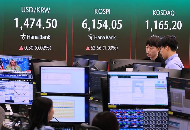 16일 서울 중구 하나은행&nbsp;본점 딜링룸에 코스피를 비롯한 지수가 표시되고 있다. 국내 상장지수펀드(ETF) 시장은 전날인 15일 순자산 404조원을 돌파했다. ⓒ 연합뉴스